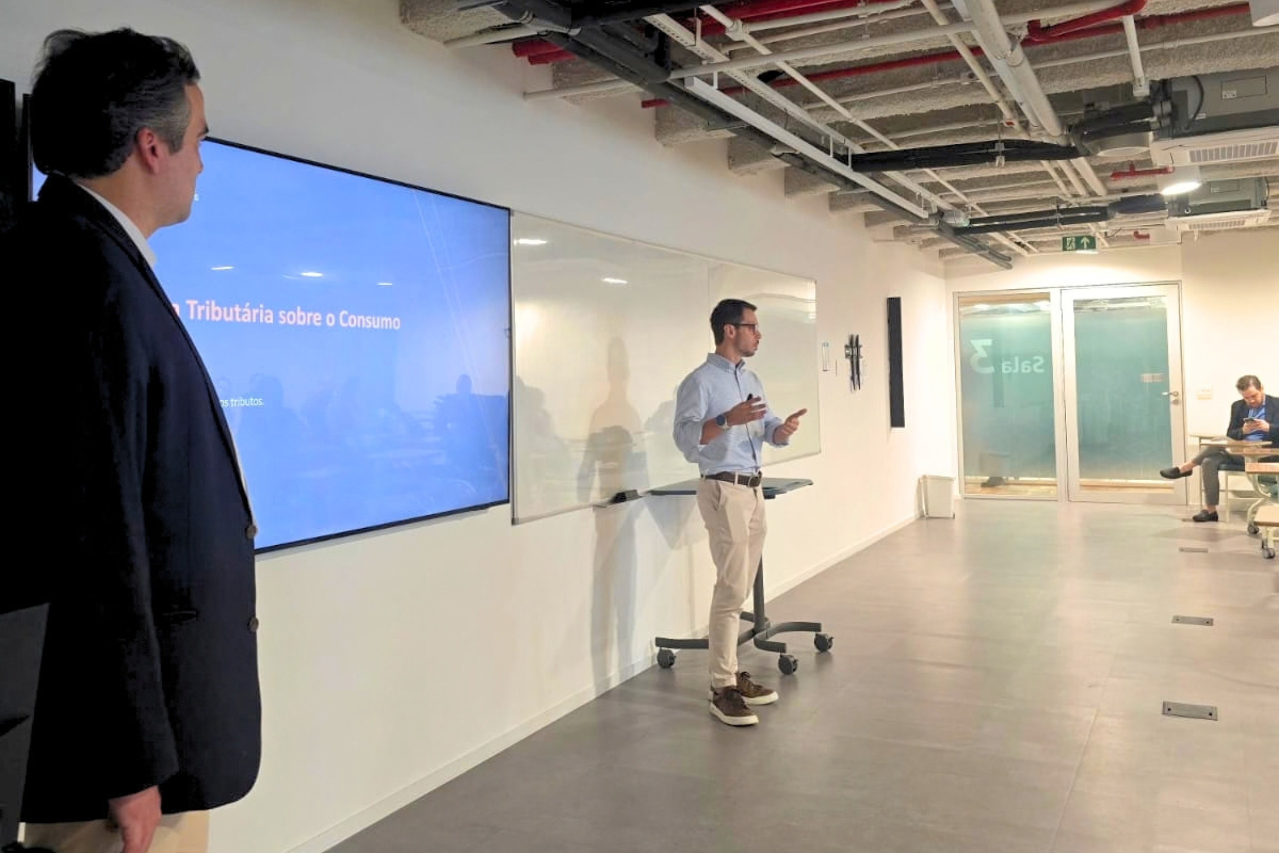 Fabio Peçanha, Caio Tojar and Guilherme Noçais lead a meeting on Tax Reform